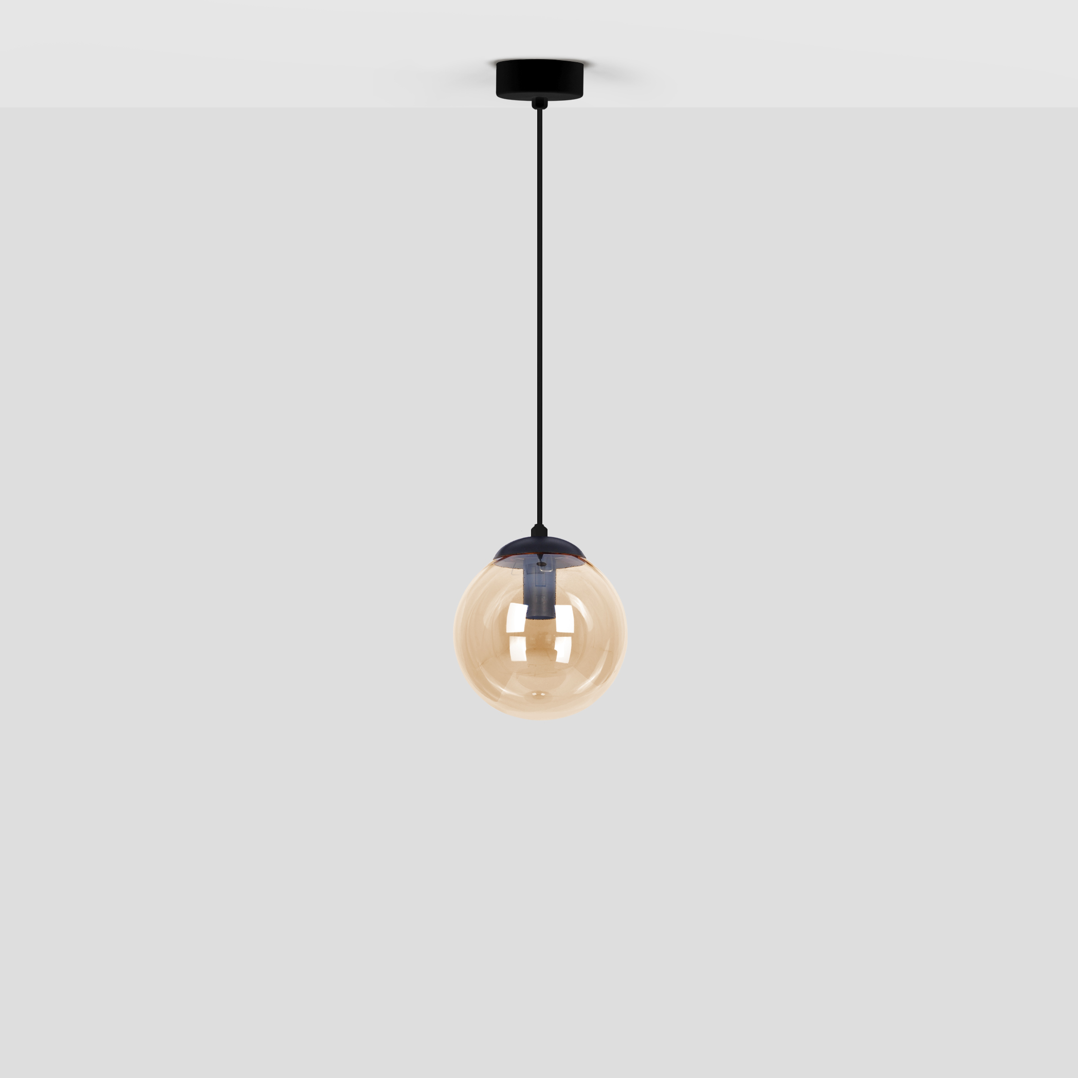 Lampa wisząca Delta z jedną oprawą E14, w kolorze czarnym z bursztynowym kloszem, zawieszona na cienkim czarnym przewodzie. Klosz ma okrągły kształt, przezroczysty, z połyskującą powierzchnią. Montaż sufitowy, na jednolitym, jasnoszarym tle.