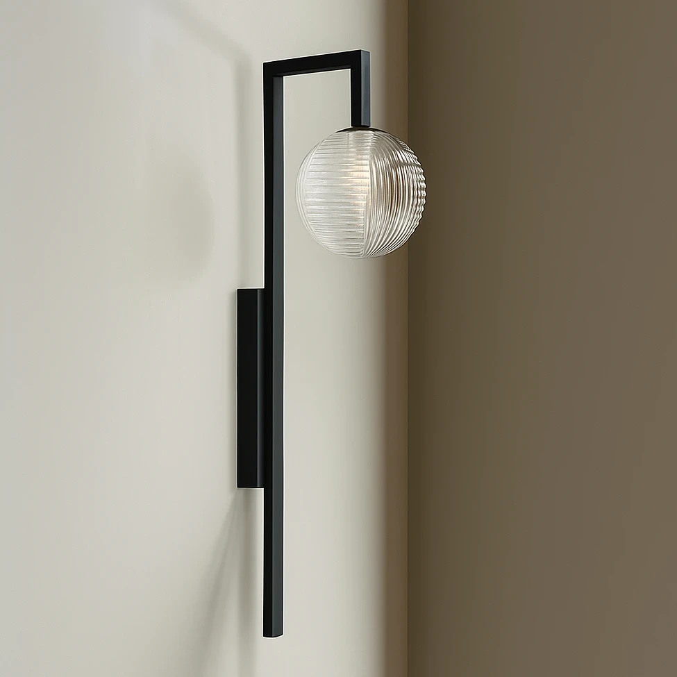 Kinkiet Parma 1xG9 w kolorze czarnym z transparentną, okrągłą, teksturowaną kloszem. Montowany na ścianie, z prostą, minimalistyczną konstrukcją. Klosz umieszczony na górze ramienia lampy, zapewniający nowoczesny wygląd.