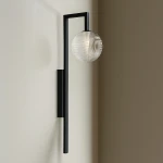 Kinkiet Parma 1xG9 w kolorze czarnym z transparentną, okrągłą, teksturowaną kloszem. Montowany na ścianie, z prostą, minimalistyczną konstrukcją. Klosz umieszczony na górze ramienia lampy, zapewniający nowoczesny wygląd.