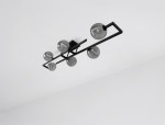 Lampa sufitowa Tores w kolorze czarnym i grafitowym, z sześcioma kulistymi kloszami. Ujęcie z góry, pokazujące minimalistyczny design i metalową konstrukcję. Klosze mają teksturowaną powierzchnię, co dodaje elegancji.