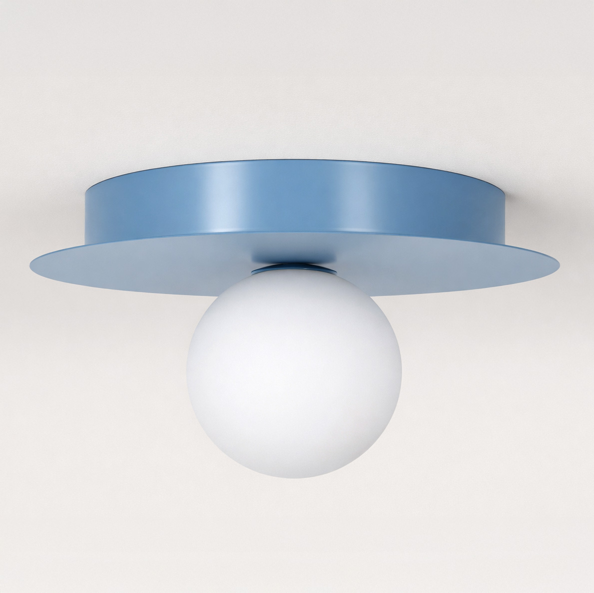 Lampa sufitowa Robin D25 z niebieską metalową podstawą i białą, okrągłą kloszem z opalowego szkła. Produkt zamontowany na suficie, widok frontalny, z eleganckim, minimalistycznym designem.