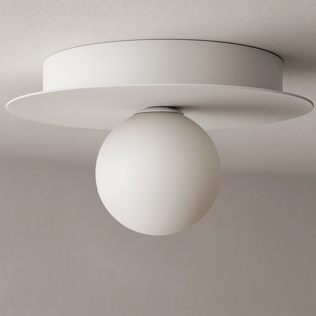 Lampa sufitowa Robin D25 z białym, okrągłym kloszem i płaską podstawą. Klosz o matowej powierzchni, zamontowany centralnie na okrągłej, białej podstawie. Produkt widoczny z dołu, na jednolitym tle.