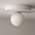 Lampa sufitowa Robin D25 z białym, okrągłym kloszem i płaską podstawą. Klosz o matowej powierzchni, zamontowany centralnie na okrągłej, białej podstawie. Produkt widoczny z dołu, na jednolitym tle.