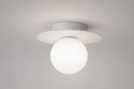 Lampa sufitowa Robin D18 w kolorze białym, z okrągłym kloszem w kształcie kuli oraz szeroką, płaską podstawą. Ujęcie frontalne, produkt zamontowany na suficie, widoczny pojedynczy gwint G9. Tło jednolite, jasnoszare.