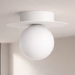 Lampa sufitowa Robin D18 z okrągłym, białym kloszem i płaską podstawą montażową. Klosz zawieszony pod sufitem, minimalistyczny design, idealna do nowoczesnych wnętrz. Wymiary nieokreślone.