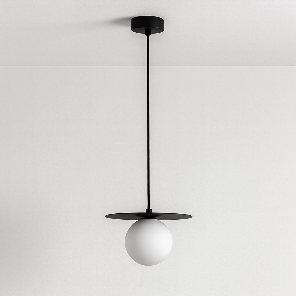 Lampa wisząca Robin D18 z czarnym stelażem i białym szklanym kloszem w kształcie kuli. Produkt zawieszony na cienkim, czarnym przewodzie, umieszczony na jednolitym, jasnym tle. Idealna do nowoczesnych wnętrz.