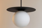 Lampa wisząca Robin D18 z czarnym metalowym daszkiem i białą, matową kulą. Widok z dołu, ukazujący kulisty klosz zawieszony pod okrągłą podstawą. Produkt przeznaczony do oświetlenia wnętrz, styl nowoczesny.