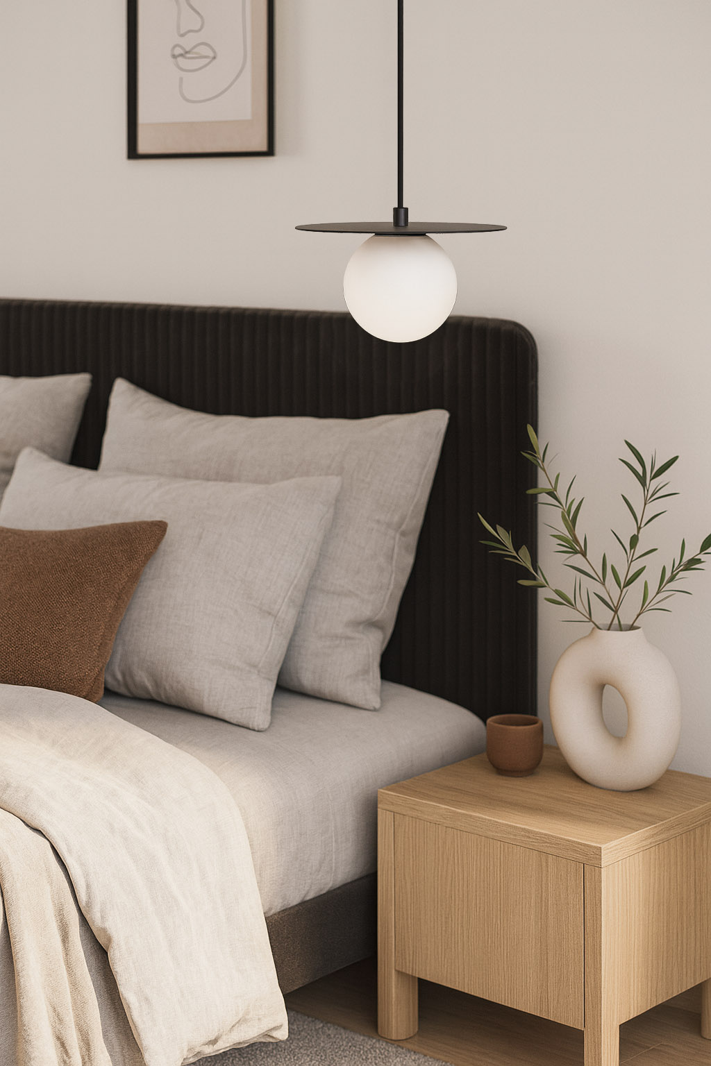 Lampa wisząca Robin D18 w kolorze czarnym i białym, z kulistym kloszem, zawieszona nad łóżkiem. W tle widoczne jasne poduszki, drewniana szafka nocna oraz dekoracyjna roślina w wazonie. Zdjęcie ukazuje elegancką aranżację sypialni.