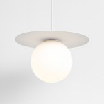 Lampa wisząca Robin D18 z białym metalowym kloszem w kształcie talerza oraz okrągłą, matową kulą. Zamontowana na cienkim białym przewodzie, idealna do nowoczesnych wnętrz.