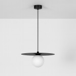 Lampa wisząca Robin D25 z czarnym metalowym stelażem i białą szklaną kulą. Ujęcie frontalne, wisząca na cienkim kablu. Prosta, nowoczesna forma z okrągłą podstawą i talerzowym kloszem. Idealna do aranżacji wnętrz.