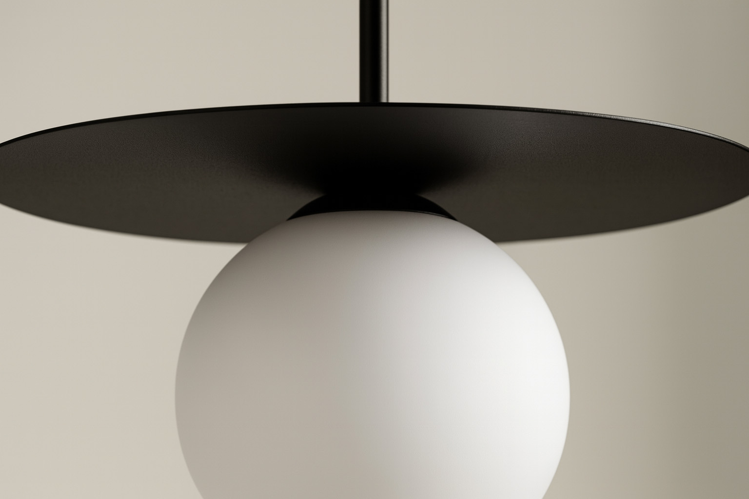 Lampa wisząca Robin D25 z czarnym metalowym kloszem i białą, okrągłą oprawą. Widok z dołu, ukazujący połączenie klosza z sufitowym mocowaniem. Prosty, nowoczesny design, idealny do różnych aranżacji wnętrz.