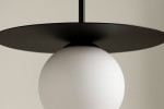 Lampa wisząca Robin D25 z czarnym metalowym kloszem i białą, okrągłą oprawą. Widok z dołu, ukazujący połączenie klosza z sufitowym mocowaniem. Prosty, nowoczesny design, idealny do różnych aranżacji wnętrz.