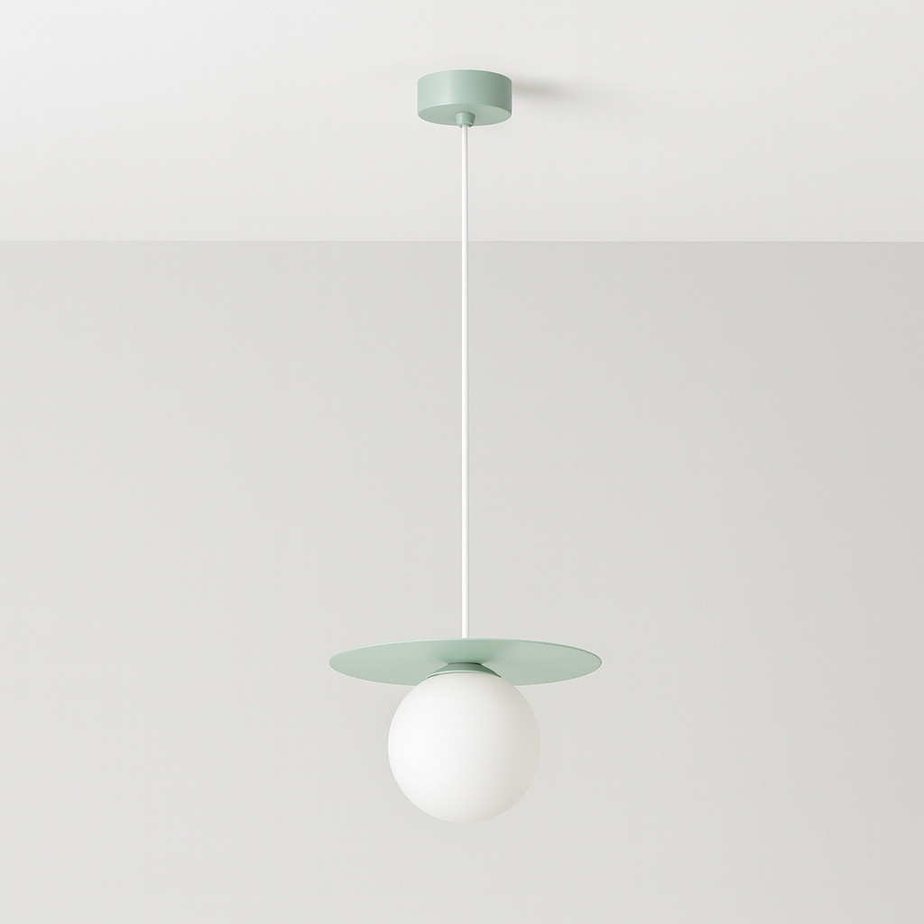 Lampa wisząca Robin D18 w kolorze miętowym i białym, z okrągłym, matowym kloszem oraz okrągłą, miętową osłoną. Zawieszona na białym kablu, w prostym, nowoczesnym stylu, idealna do minimalistycznych wnętrz.