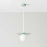 Lampa wisząca Robin D18 w kolorze miętowym i białym, z okrągłym, matowym kloszem oraz okrągłą, miętową osłoną. Zawieszona na białym kablu, w prostym, nowoczesnym stylu, idealna do minimalistycznych wnętrz.