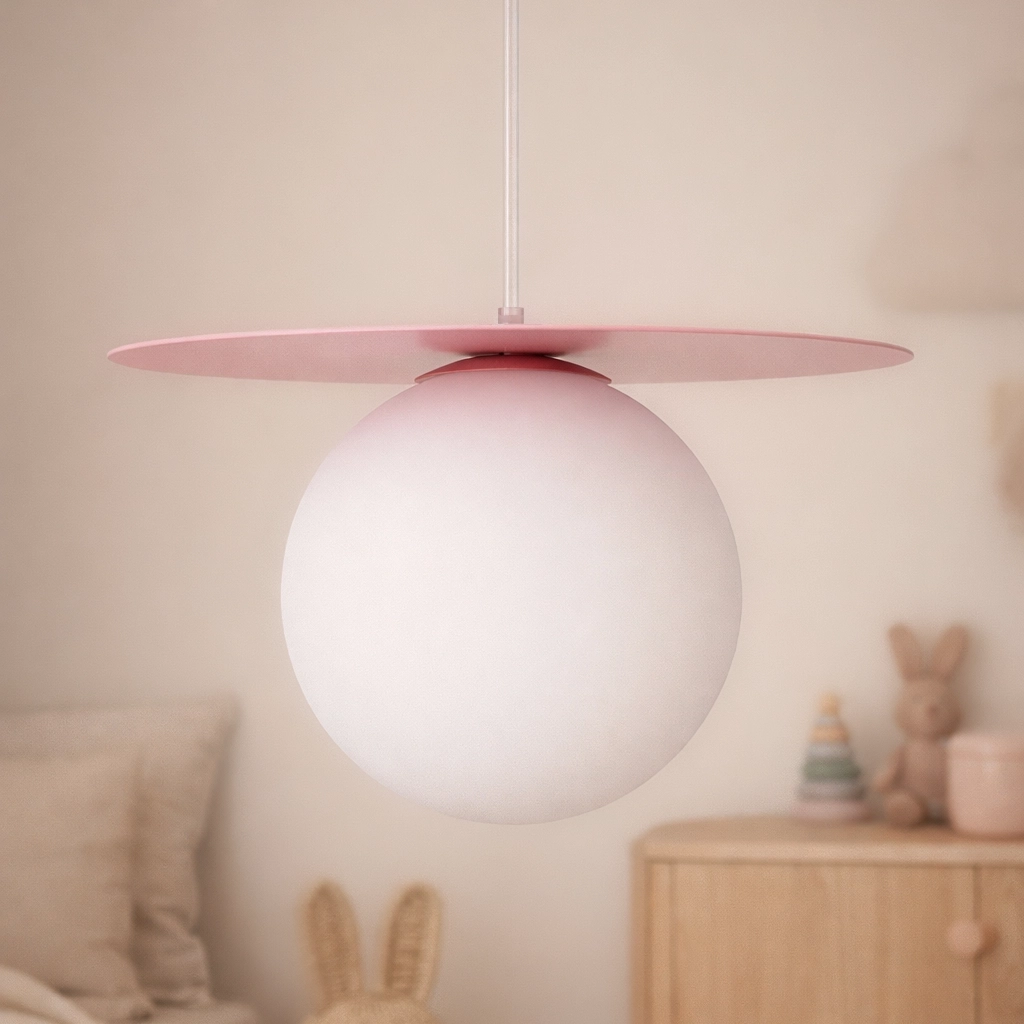 Lampa wisząca Robin D18 z różowym, okrągłym kloszem z mlecznego szkła i różową, okrągłą podstawką. Zawieszona na przezroczystym przewodzie, idealna do wnętrz dziecięcych. Prosty, nowoczesny design.