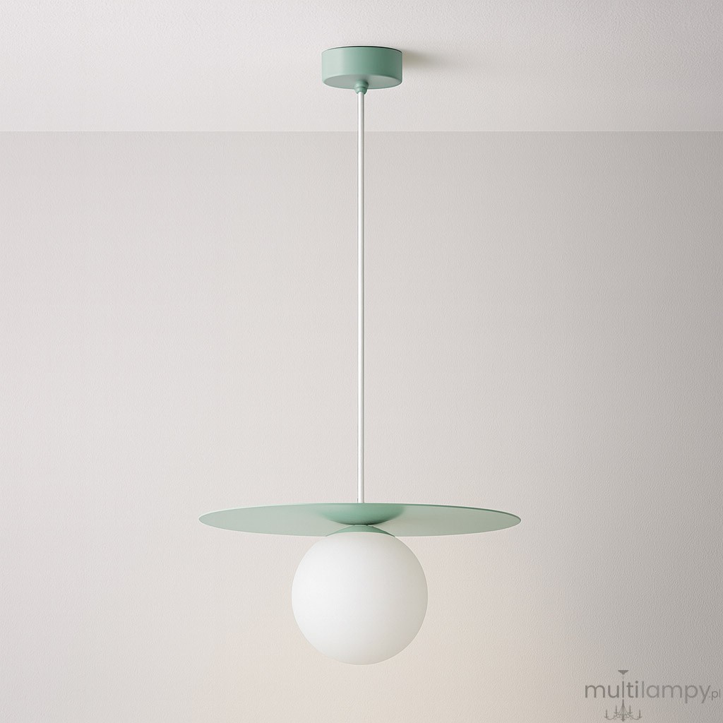 Lampa wisząca Robin D25 z miętowym metalowym kloszem i białą, okrągłą kulą. Montowana na białym przewodzie, zawieszona z sufitu, w minimalistycznym stylu. Tło jasnoszare, proste, podkreślające elegancję lampy.
