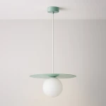 Lampa wisząca Robin D25 z miętowym metalowym kloszem i białą, okrągłą kulą. Montowana na białym przewodzie, zawieszona z sufitu, w minimalistycznym stylu. Tło jasnoszare, proste, podkreślające elegancję lampy.