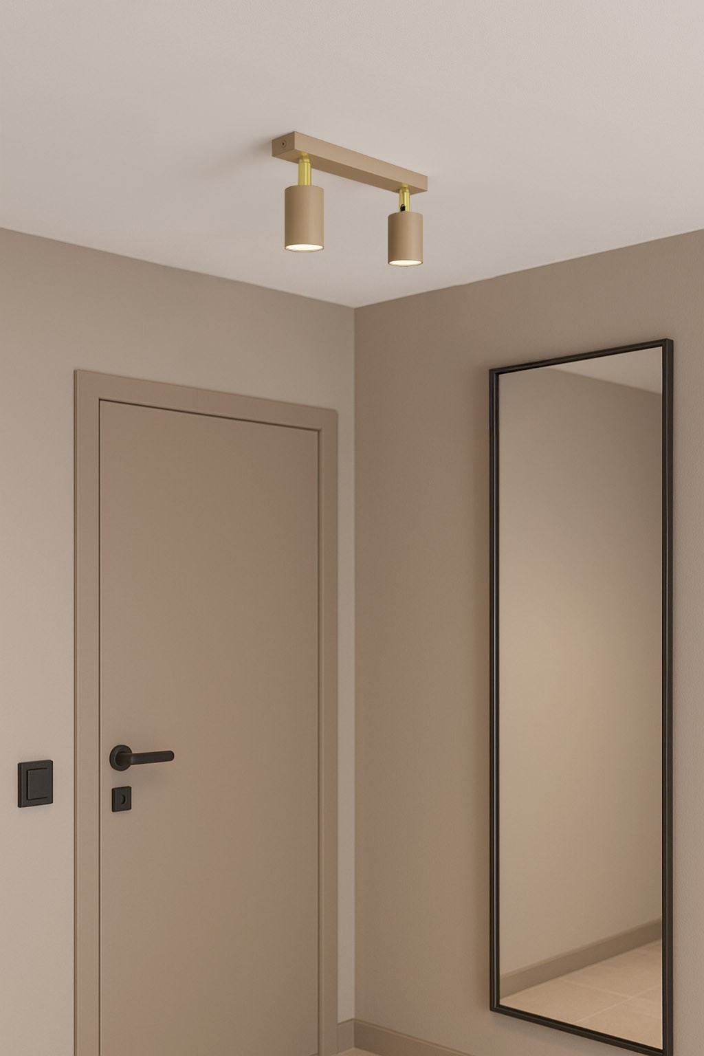 Beżowa lampa sufitowa Mati z dwoma punktami świetlnymi GU10, zamontowana na prostokątnej podstawie. Ujęcie z dołu, ukazujące lampę w nowoczesnym wnętrzu z lustrem i drzwiami w tle.
