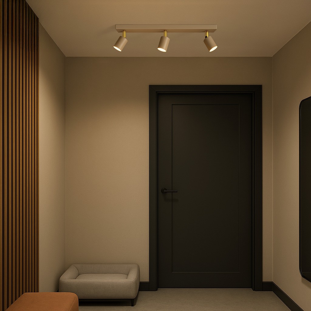 Beżowa lampa sufitowa Mati z trzema reflektorami GU10. Ujęcie z góry, zamontowana na gładkim, jasnym suficie. W tle widoczna czarna drzwi oraz minimalistyczne meble w stonowanej kolorystyce.