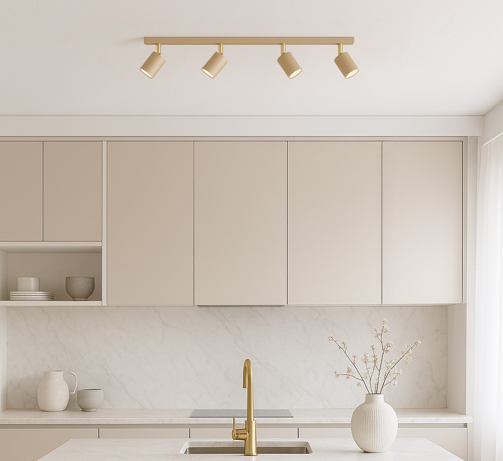 Beżowa lampa sufitowa Mati z czterema spotami GU10, zamontowana na prostym uchwycie. Lampa o minimalistycznym designie, umieszczona w nowoczesnej kuchni z jasnymi szafkami i marmurowym blatem.