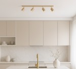 Beżowa lampa sufitowa Mati z czterema spotami GU10, zamontowana na prostym uchwycie. Lampa o minimalistycznym designie, umieszczona w nowoczesnej kuchni z jasnymi szafkami i marmurowym blatem.