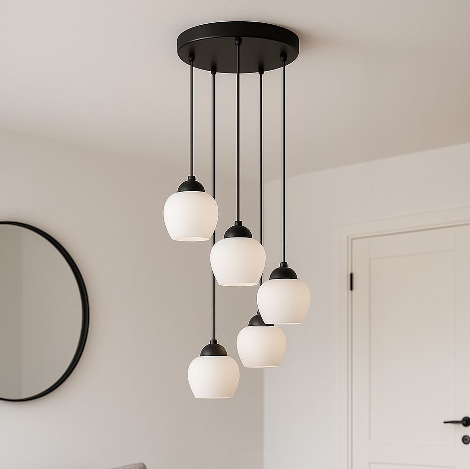 Lampa wisząca Abro 5xE27 w kolorze czarnym i białym, z pięcioma szklanymi kloszami w kształcie kul, zawieszona na cienkich linkach. Klosze mają matową powierzchnię, a całość zamontowana na okrągłej, czarnej podstawie.