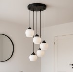 Lampa wisząca Abro 5xE27 w kolorze czarnym i białym, z pięcioma szklanymi kloszami w kształcie kul, zawieszona na cienkich linkach. Klosze mają matową powierzchnię, a całość zamontowana na okrągłej, czarnej podstawie.