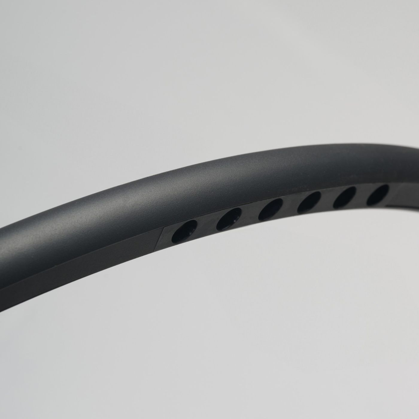 Czarna lampa wisząca Apus z 10 diodami LED, o mocy 42W, z widocznym detalem obramowania. Kąt ujęcia zbliżony na górną część lampy, z otworami do montażu. Prosta, nowoczesna forma, na jasnym tle.