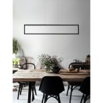 Lampa wisząca LED Fada 34W w kolorze czarnym, o prostokątnym kształcie, zawieszona nad drewnianym stołem. W tle widać bukiet kwiatów w szklanym wazonie oraz czarne krzesła. Tło jasne, minimalistyczne.