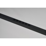 Lampa wisząca LED Fada 34W w kolorze czarnym, z prostokątnym metalowym korpusem. Z przodu widoczne sześć otworów na źródła światła, umieszczonych w równych odstępach. Produkt zawieszony, z minimalistycznym designem. Tło jasne.