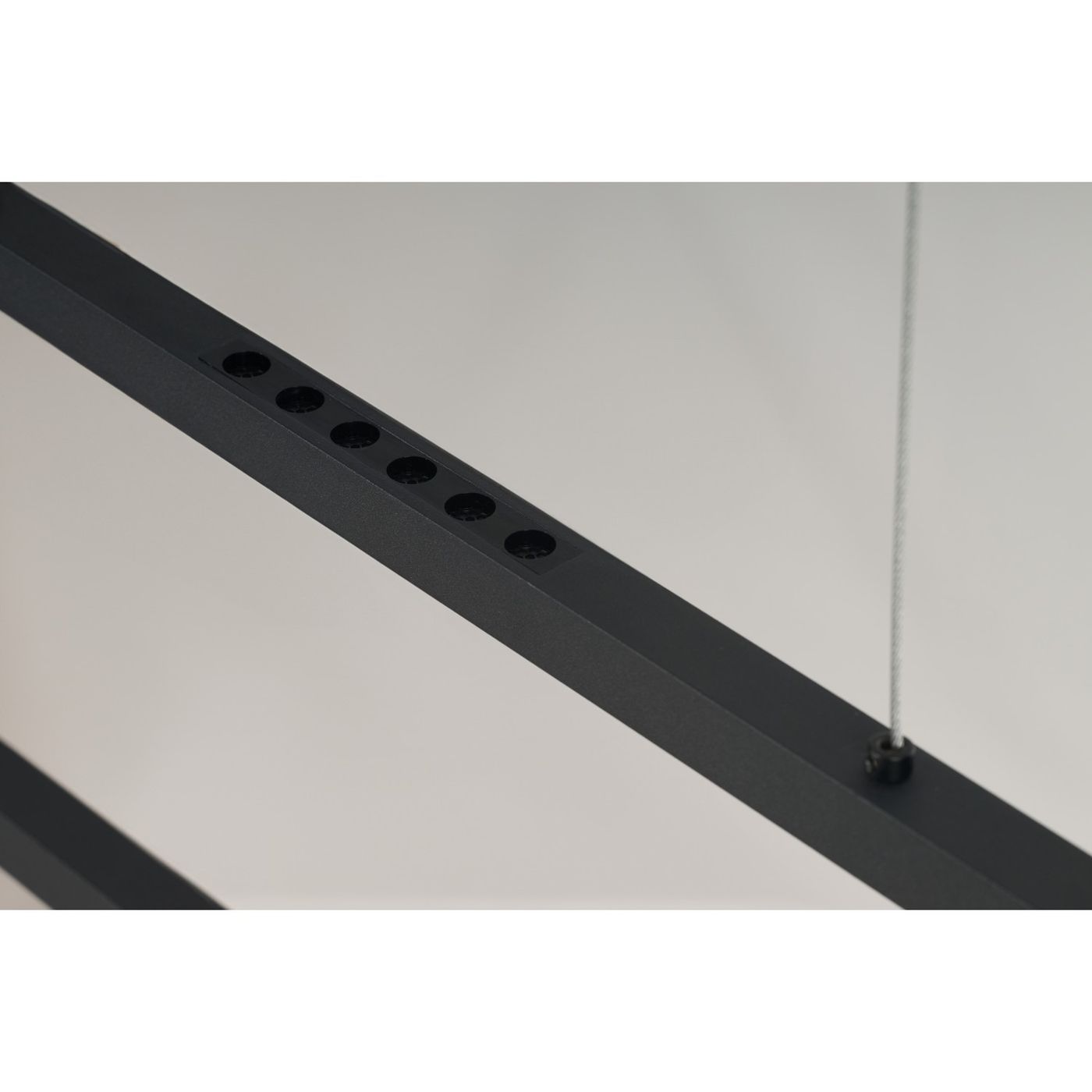 Lampa wisząca LED Fada 34W w kolorze czarnym, widok z góry. Metalowa konstrukcja z sześcioma otworami na żarówki oraz mocowaniami. Prosty, nowoczesny design, idealna do wnętrz.