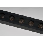 Czarna lampa wisząca LED Fada o mocy 34W, z metalową obudową i sześcioma okrągłymi otworami o strukturze plastra miodu, ukazującymi diody LED wewnętrzne. Ujęcie z boku, pokazujące detale wykonania i design.