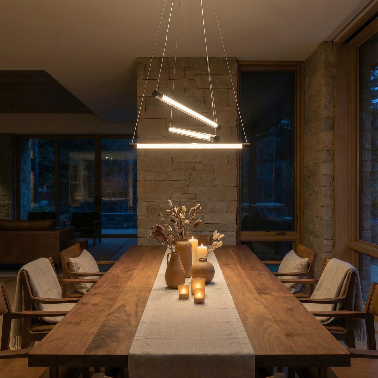 Lampa wisząca Palos 3xLED 29W w kolorze czarnym, z trzema prostokątnymi kloszami, zawieszona nad drewnianym stołem. W tle widoczne kamienne ściany i okna, tworzące nowoczesną aranżację.