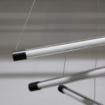 Lampa wisząca Palos z 6 diodami LED, czarna, z metalowymi końcówkami. Składa się z trzech prostokątnych elementów o szklanej obudowie, zawieszonych na cienkich przewodach. Ujęcie z góry, ukazujące detale konstrukcji.