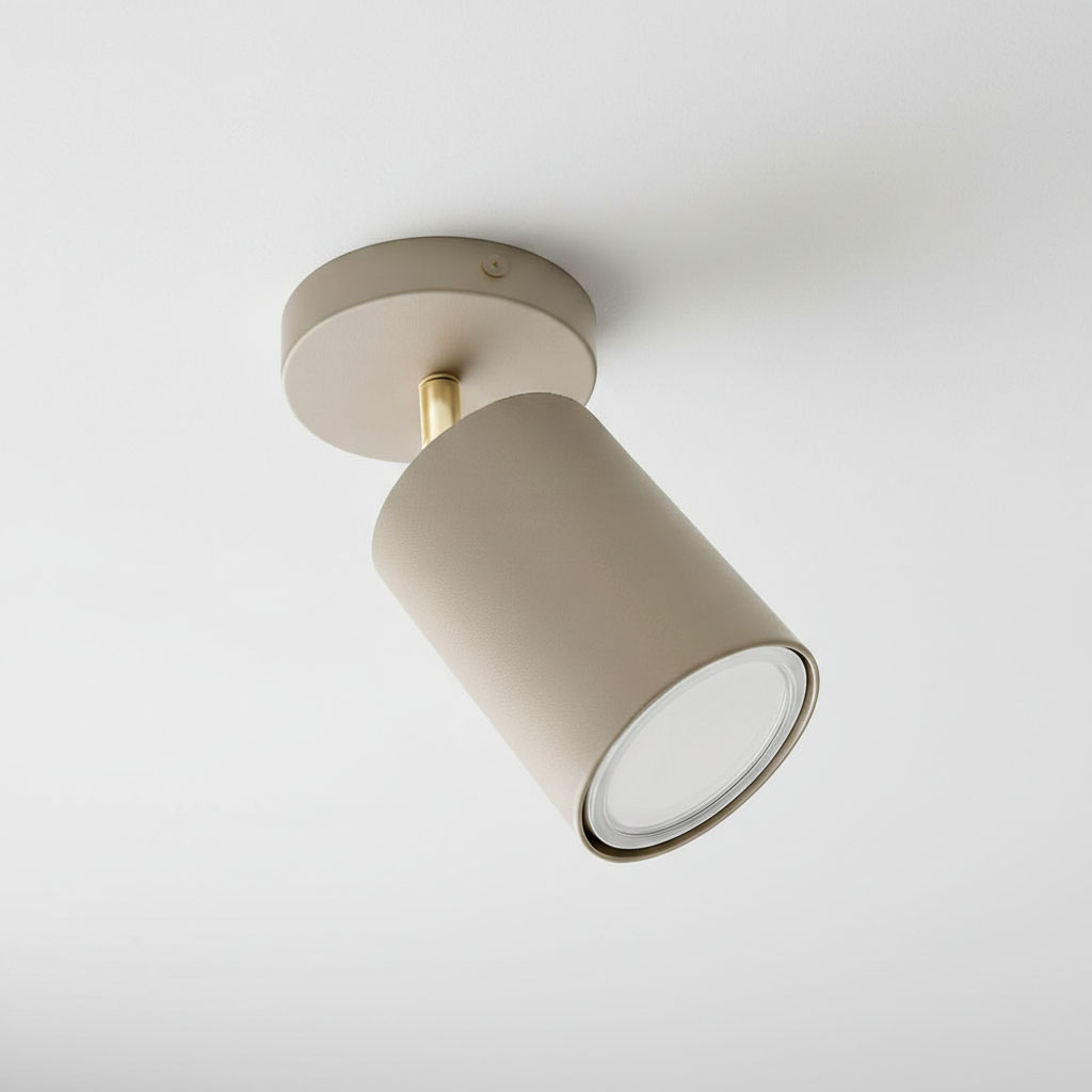 Lampa sufitowa Spoti w kolorze kaszmirowym z elementami złotymi, montowana na suficie. Cylindryczny kształt klosza skierowany w dół, z metalowym wykończeniem, na jednolitym tle.