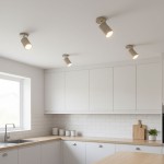 Lampa sufitowa Spoti w kolorze kaszmiru i złota z regulowanymi reflektorami GU10, zamontowana na białym suficie w nowoczesnej kuchni. Widoczne jasne światło, minimalistyczne szafki oraz drewniany blat.