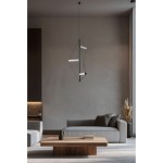 Lampa wisząca Orion 3xLED 30W w kolorze czarnym, w kształcie diamentu. Wisi na cienkim przewodzie w nowoczesnym wnętrzu. Widoczne trzy białe źródła światła oraz minimalistyczny design. Tło w odcieniach szarości z drewnianym stołem.