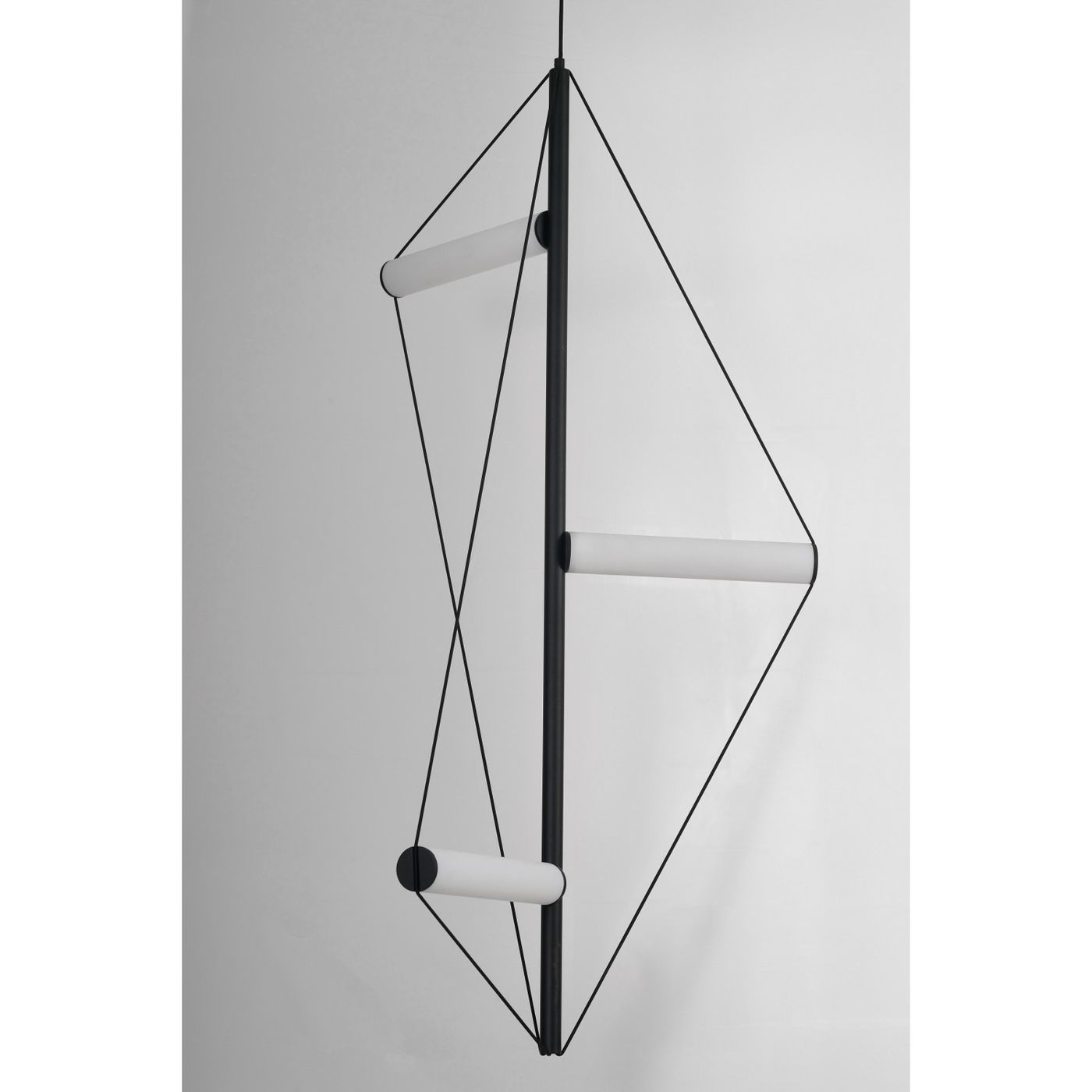 Lampa wisząca Orion 3xLED 30W w kolorze czarnym, z geometrycznym kształtem, zawieszona na cienkich linkach. Oświetlenie składa się z trzech białych, prostokątnych elementów, umieszczonych wzdłuż czarnej ramy. Tło jasne, minimalistyczne.