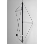Lampa wisząca Orion 3xLED 30W w kolorze czarnym, z geometrycznym kształtem, zawieszona na cienkich linkach. Oświetlenie składa się z trzech białych, prostokątnych elementów, umieszczonych wzdłuż czarnej ramy. Tło jasne, minimalistyczne.