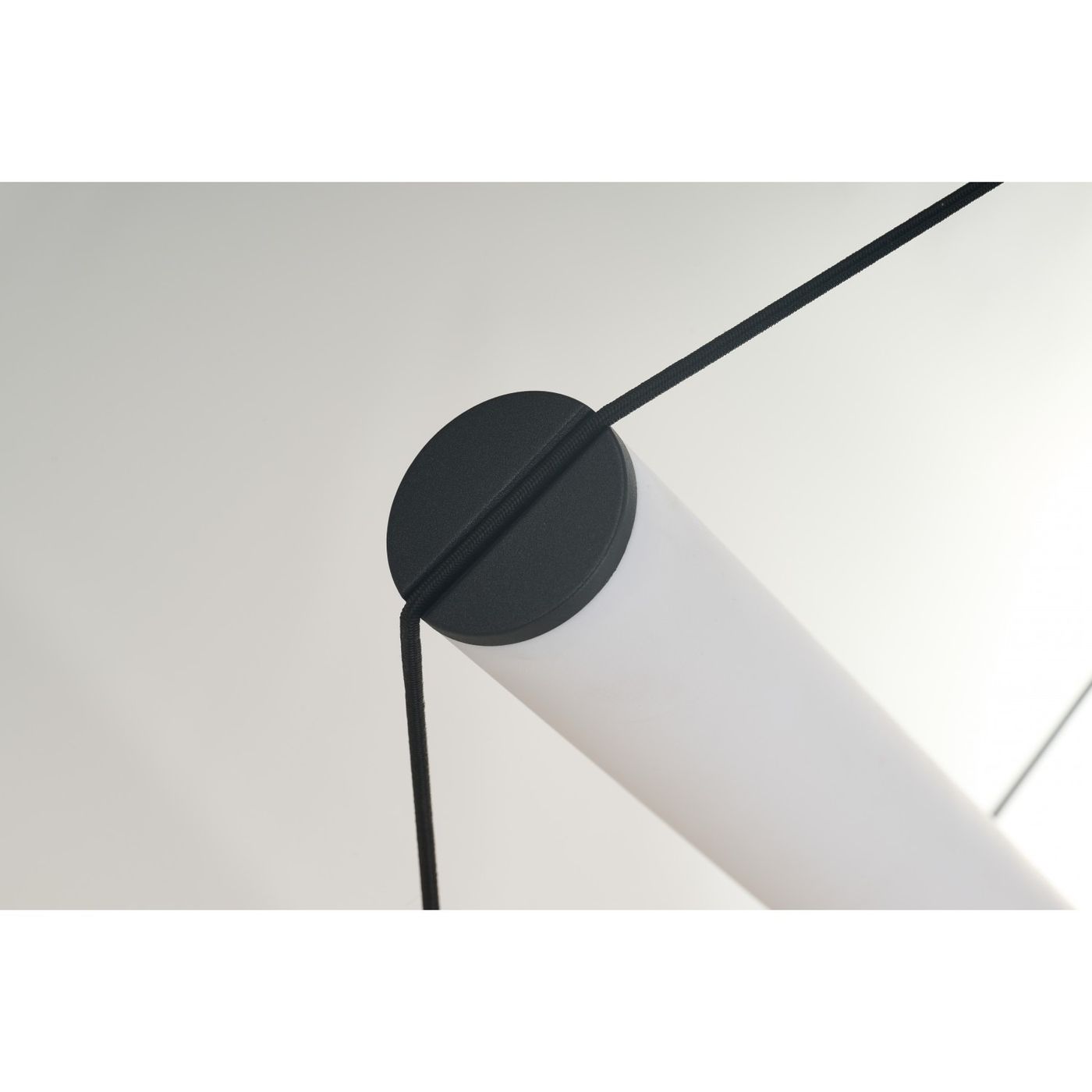 Lampa wisząca Orion z trzema źródłami LED 30W, w kolorze czarnym. Widoczny detal mocowania z czarnym okrągłym elementem oraz białą rurą, zawieszona na czarnych linkach. Tło jasne, minimalistyczne.