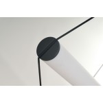 Lampa wisząca Orion z trzema źródłami LED 30W, w kolorze czarnym. Widoczny detal mocowania z czarnym okrągłym elementem oraz białą rurą, zawieszona na czarnych linkach. Tło jasne, minimalistyczne.