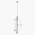 Czarna lampa wisząca Orion z trzema źródłami światła LED 30W. Nowoczesny, geometryczny kształt z cienkimi, metalowymi elementami i białymi rurkami LED. Powieszona na cienkim przewodzie, idealna do wnętrz minimalistycznych.