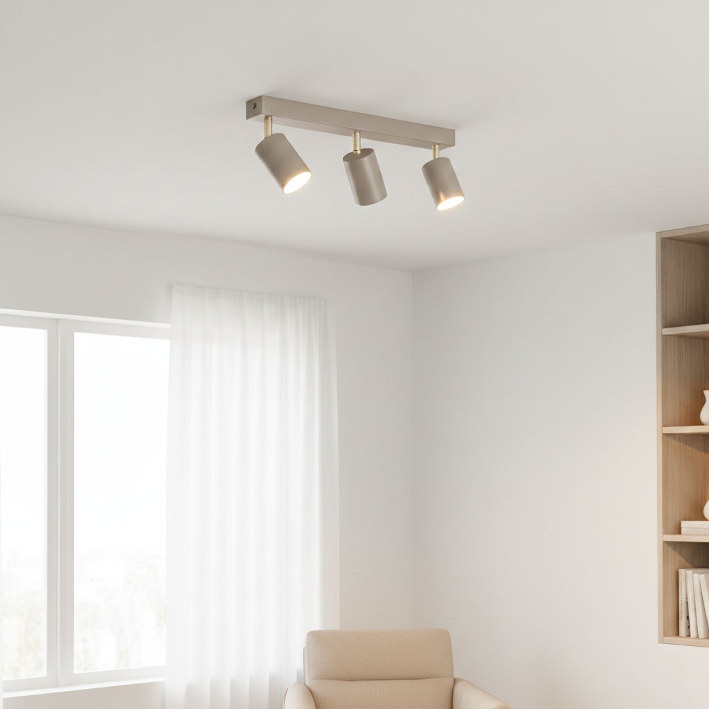 Lampa sufitowa Spoti z trzema reflektorami GU10 w kolorze kaszmiru i złota, zamontowana na prostokątnej podstawie. Reflektory skierowane w dół, umieszczone na białym tle w jasnym wnętrzu z oknem i zasłonami.