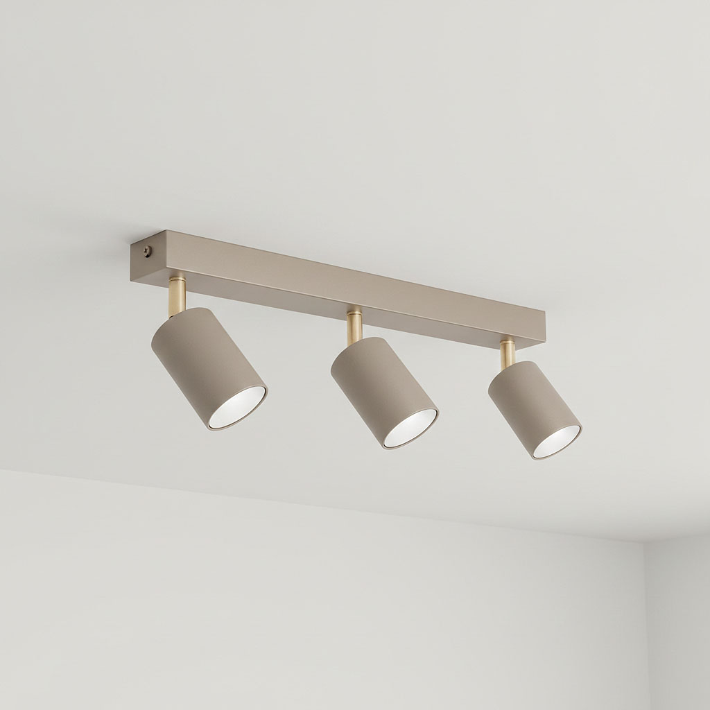 Lampa sufitowa Spoti z trzema reflektorami 3xGU10 w kolorze kaszmiru i złota. Reflektory w formie cylindrów, zamontowane na prostokątnej podstawie. Ujęcie z góry, na jednolitym tle.
