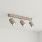 Lampa sufitowa Spoti z trzema reflektorami 3xGU10 w kolorze kaszmiru i złota. Reflektory w formie cylindrów, zamontowane na prostokątnej podstawie. Ujęcie z góry, na jednolitym tle.