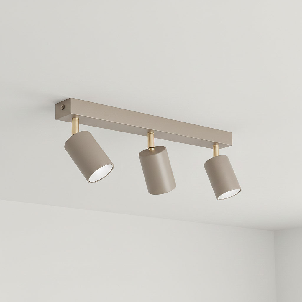 Lampa sufitowa Spoti z trzema reflektorami w kolorze kaszmiru z złotymi akcentami. Utrzymana w minimalistycznym stylu, zamontowana na prostokątnej podstawie. Reflektory skierowane w dół, idealne do oświetlenia wnętrz.