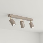 Lampa sufitowa Spoti z trzema reflektorami w kolorze kaszmiru z złotymi akcentami. Utrzymana w minimalistycznym stylu, zamontowana na prostokątnej podstawie. Reflektory skierowane w dół, idealne do oświetlenia wnętrz.