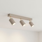 Lampa sufitowa Spoti z trzema reflektorami GU10 w kolorze kaszmiru z metalowymi złotymi detalami. Ujęcie z góry, montowana na suficie. Reflektory mają cylindryczny kształt i są skierowane w różne strony, co pozwala na regulację oświetlenia.