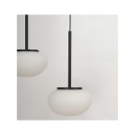 Lampa wisząca Serenity z 12 diodami LED, moc 84W, w kolorze czarnym. Posiada dwa matowe klosze w kształcie kul, zawieszone na cienkich kablach. Ujęcie z przodu, na jednolitym tle.