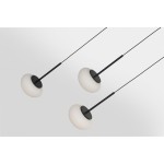 Lampa wisząca Serenity z 12 diodami LED, moc 84W, w kolorze czarnym. Posiada trzy okrągłe klosze w białym kolorze, zawieszone na cienkich czarnych linkach. Ujęcie z góry, na gładkim, jasnym tle.